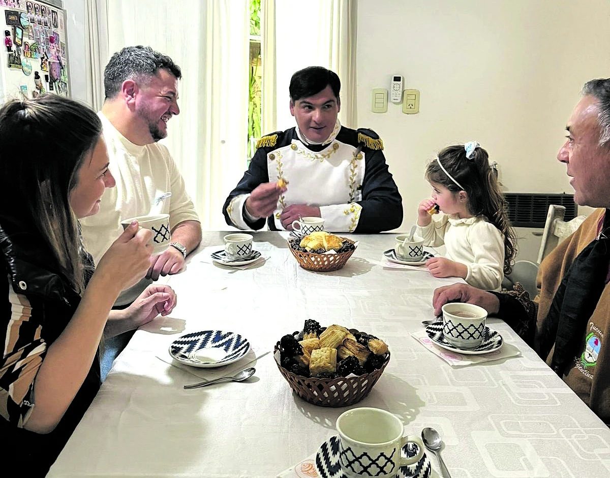 TERNURA. La niña de 3 años recibió al héroe nacional en su casa.