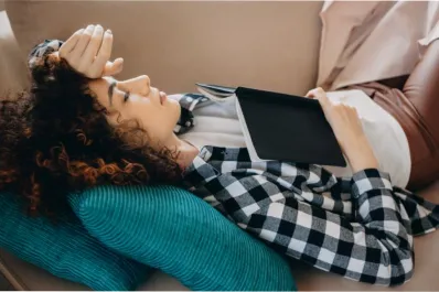 Este es el motivo por el que te dormís más rápido en el sillón que en la cama