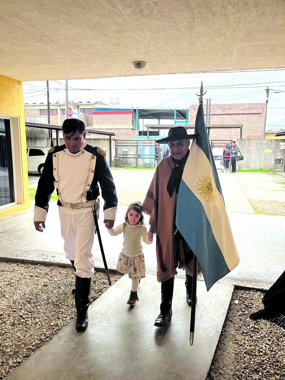 ROPA ESPECIAL. Guillermina caminó de la mano de Belgrano en la escuela Bernardino Rivadavia, en Córdoba.