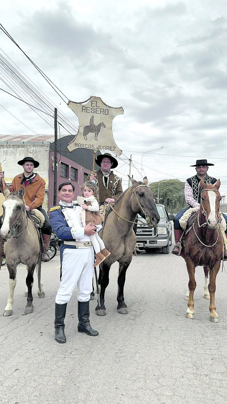 AMIGOS. Guillermina, sostenida por Belgrano, con tres gauchos de fondo, durante la visita del “prócer” a Córdoba.