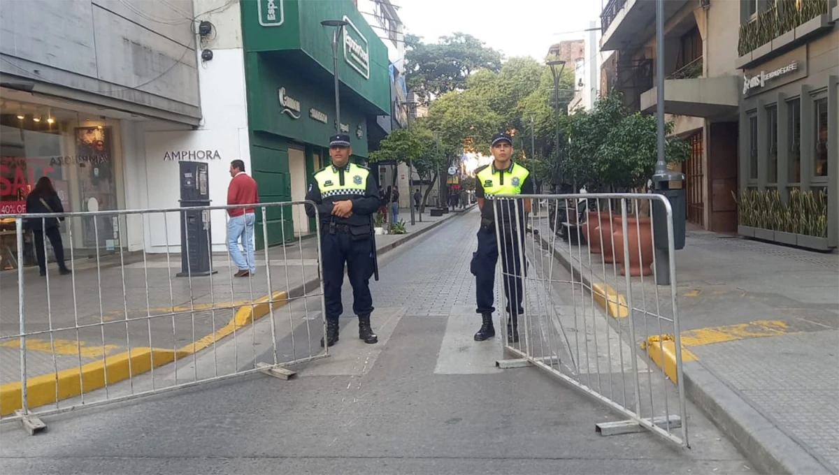 RESTRINGIDO. El acceso a plaza Independencia ya está cerrado desde esta mañana. 