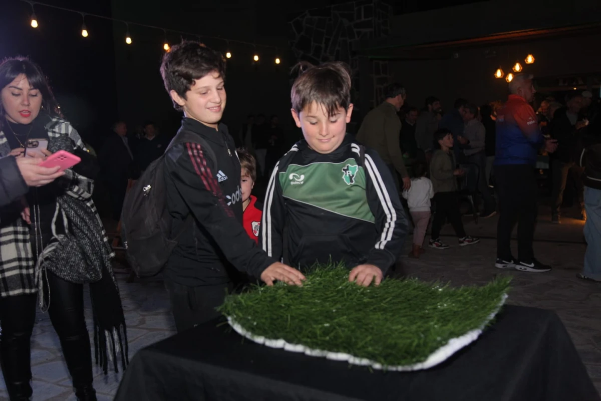 FUTURO. Los más chicos se sorprendieron con las champas sintéticas. FOTOS DE MATÍAS VIEITO