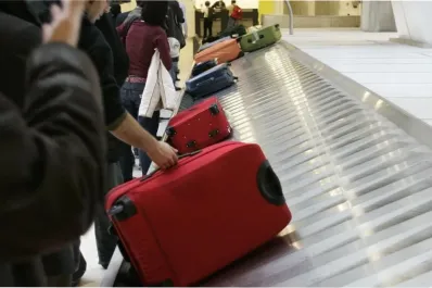 El color de tu valija puede ser determinante: ¿cuáles salen primero?