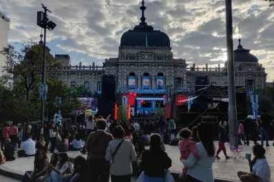 Banderas, tradición y turistas: así se vivió la vigilia por el Día de la Independencia en Tucumán