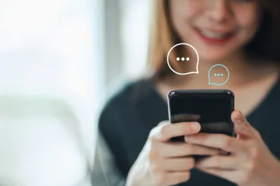 Según la Real Academia Española, ¿cuál es la forma correcta de reírse por escrito?