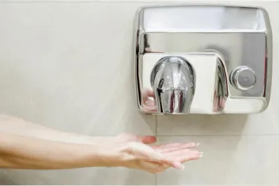 Por qué deberías dejar de usar el secador de manos en el baño público