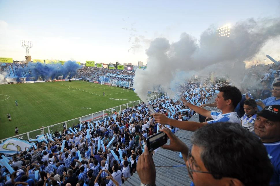 UN CAMBIO DE PARADIGMA. Ayer, el “Decano” adoptó una medida similar a la de otros clubes con el objetivo de que las tribunas estén repletas de socios.