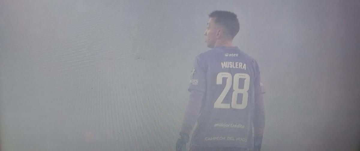DIFÍCIL. Muslera fue el que más sufrió la niebla: no pudo evitar el gol.