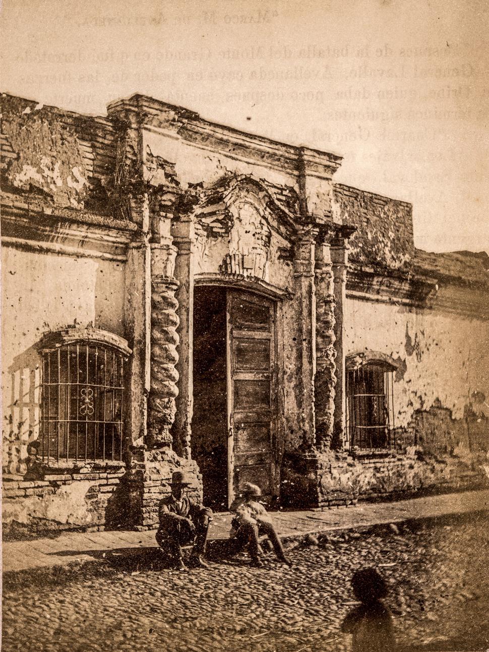 La foto tomada por Ángel Paganelli en 1869 y publicada en 1872 en el libro de Arsenio Granillo, uno de cuyos originales se guarda en la Casa Histórica.