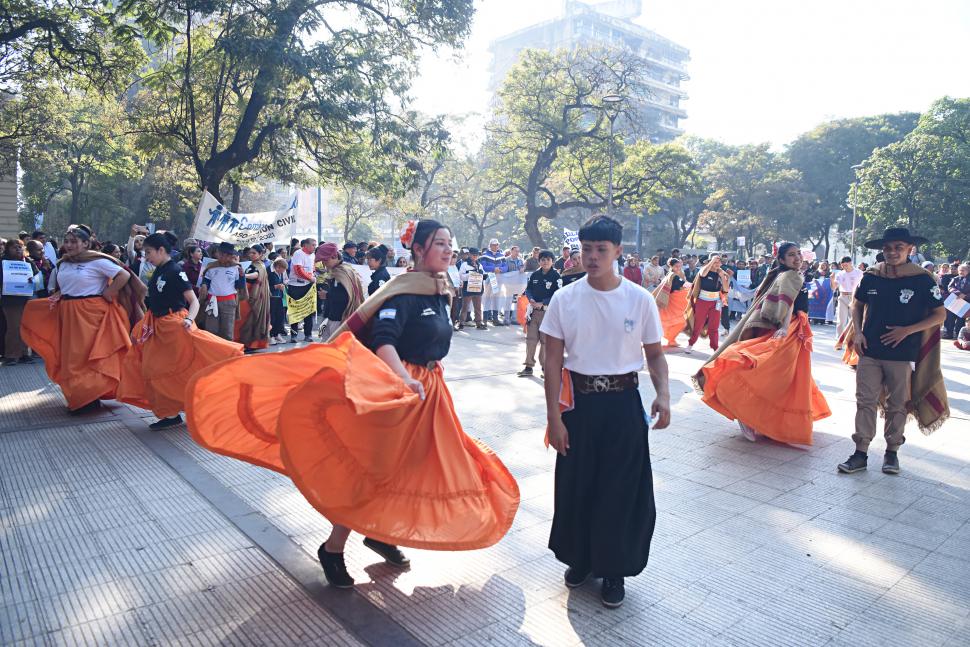 ACTIVIDADES. La jornada también contó con muestras de baile en las veredas de la plaza Urquiza.