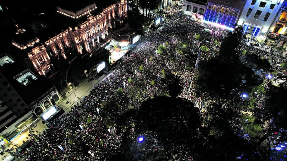  Más de 60.00 personas -según fuentes oficiales- asistieron al espectáculo que se montó frente a la Casa de Gobierno.