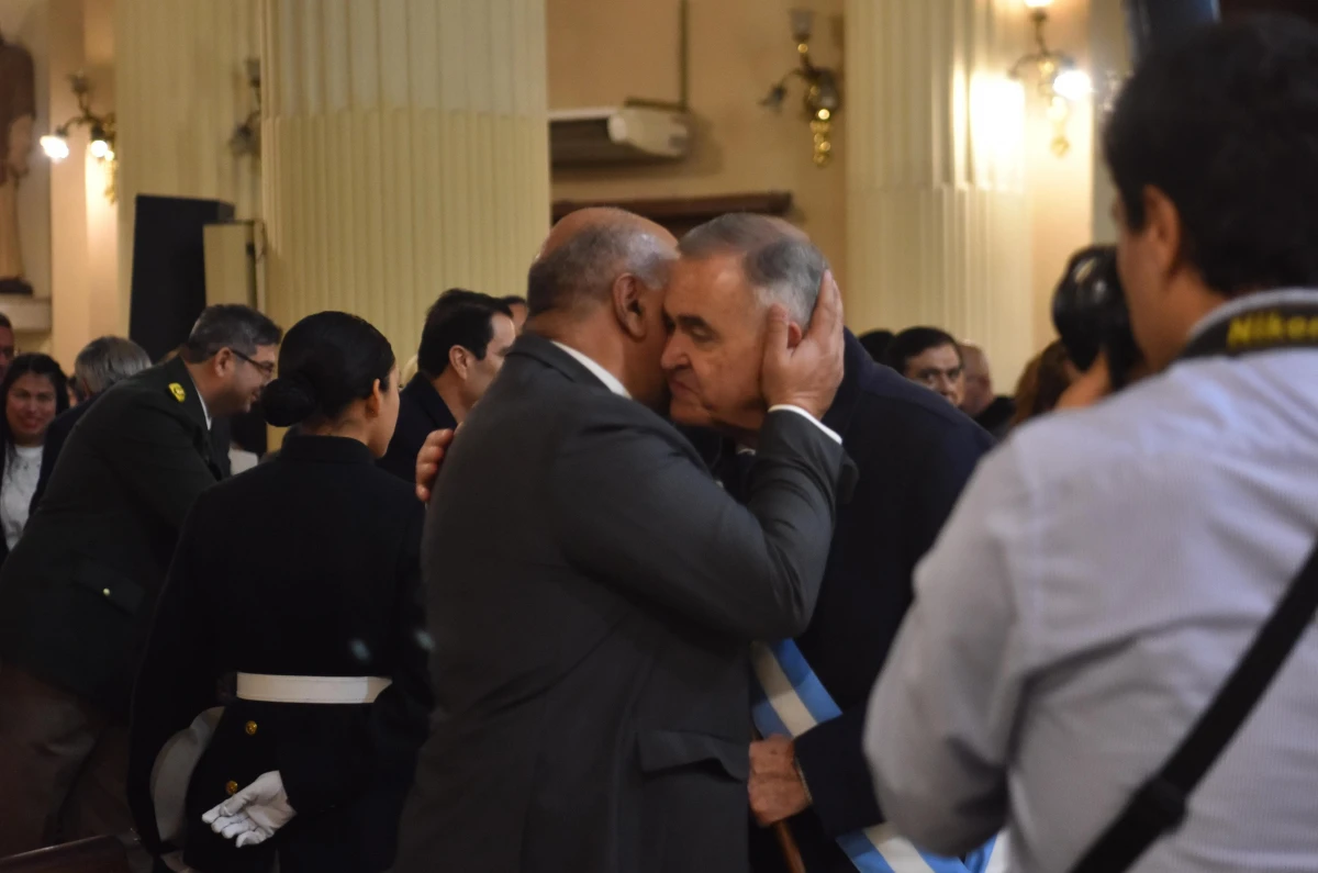 EN LA CATADRAL. El saludo entre Jaldo y Manzur. LA GACETA/FOTOS DE OSVALDO RIPOLL