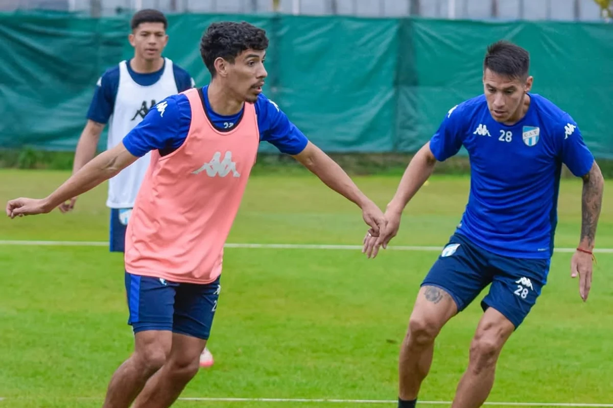 Laméndola controla la pelota frente a la marca de Auzqui.