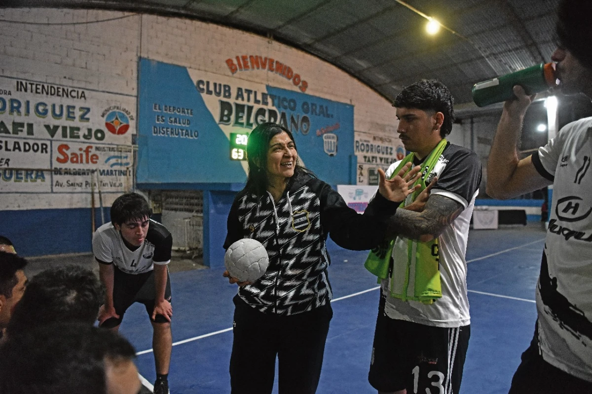 MIRADA INTEGRAL. La entrenadora de la Selección masculina de cestoball no sólo busca formar jugadores talentosos, sino también comprometidos con el equipo. 