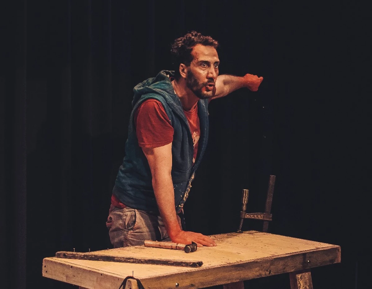 AISLADO. El protagonista de “Muerde” fue abandonado por su padre en un taller de ataúdes.