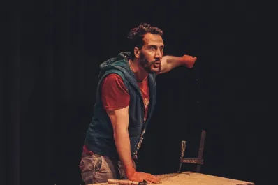 Teatro: Luciano Cáceres presenta un policial que expone la exclusión a los más débiles