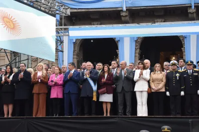 En el homenaje a los 209 años de la Independencia, Jaldo encabezó el izamiento de la bandera