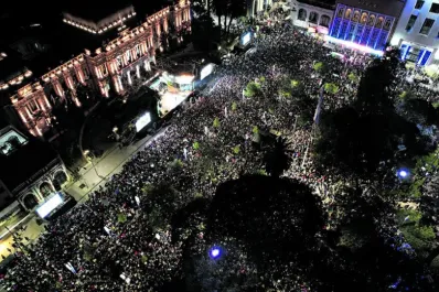 Celebramos la independencia, pero la plaza perdió: otra vez la basura ganó