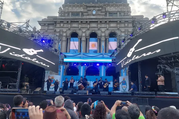 La Independencia se celebró en las calles con una multitudinaria vigilia y fervor patrio