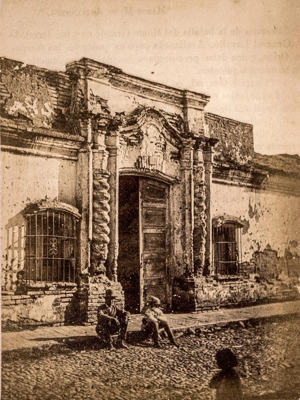 La foto tomada por Ángel Paganelli en 1869 y publicada en 1872 en el libro de Arsenio Granillo, uno de cuyos originales se guarda en la Casa Histórica.