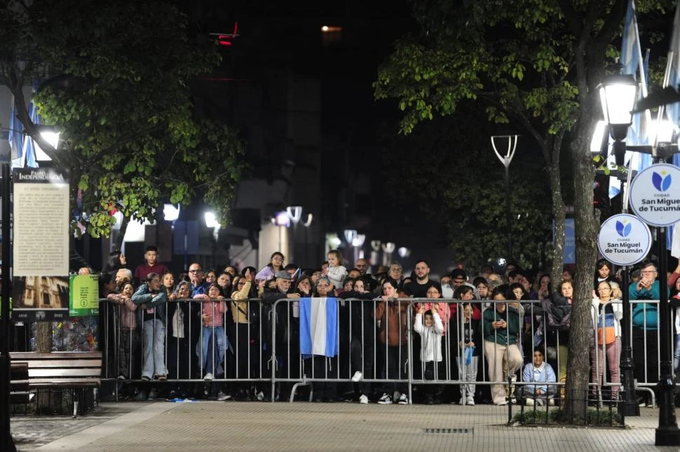 ENOJO Y PROTESTA. Decenas de tucumanos reclamaron a la Policía que se quite el vallado que los separaba de la Casa Histórica.