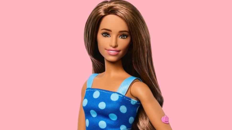 EN ROSA. El nuevo modelo lleva en su brazo una bomba de insulina.