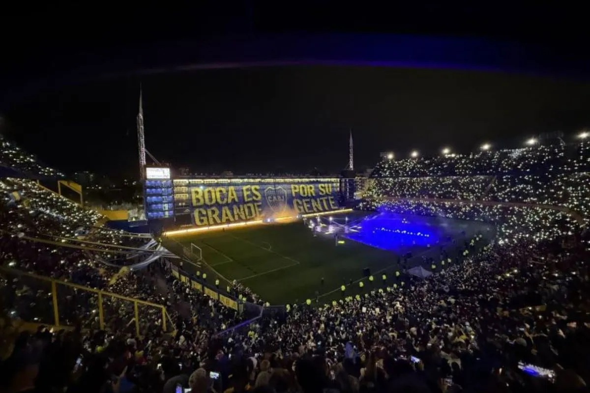 SHOW. Al mejor estilo de las presentaciones europeas, Boca recibió a Paredes.