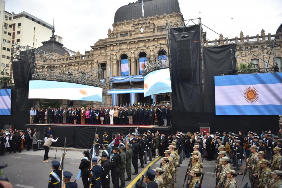 CELEBRACIÓN DE LA INDEPENDENCIA. Las autoridades, al comienzo de la jornada patria. 
