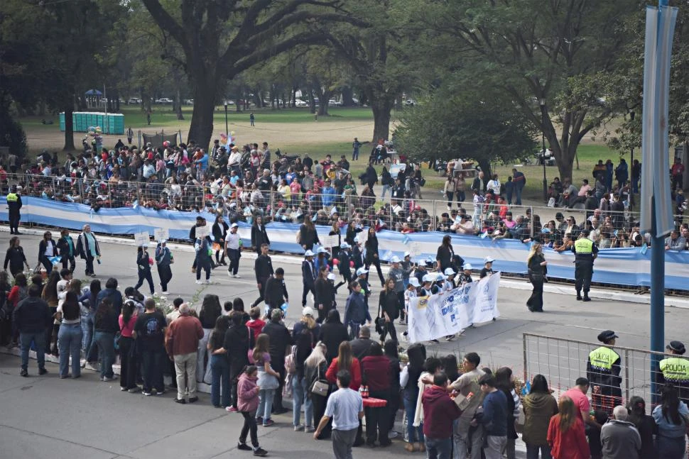 EVENTO. Instituciones, fuerzas y agrupaciones recorrieron nueve cuadras del Parque 9 de Julio, sobre avenida Soldati, desde Gobernador del Campo hasta la República de Francia, en homenaje a la Independencia. 