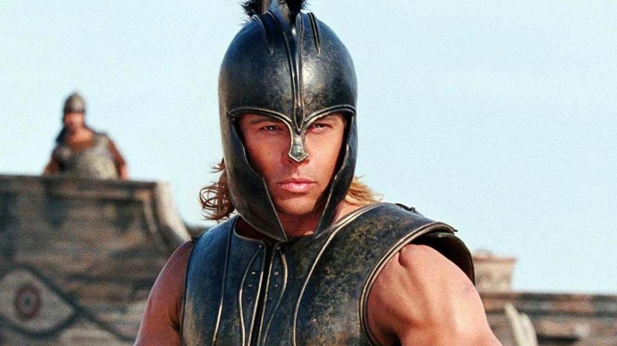 Brad Pitt confesó que nunca se sintió cómodo con el constante protagonismo visual que le daba la cámara en “Troya”