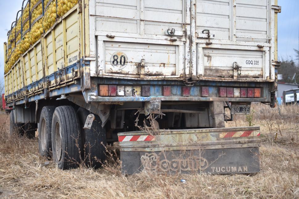 CHOQUE. El auto impactó con la parte trasera de un camión de limones