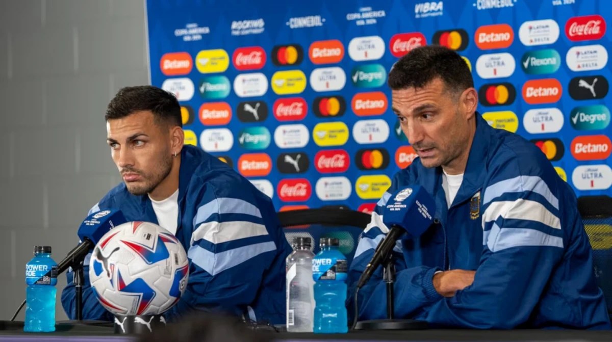 Leandro Paredes y Lionel Scaloni durante una conferencia de prensa con la Selección.