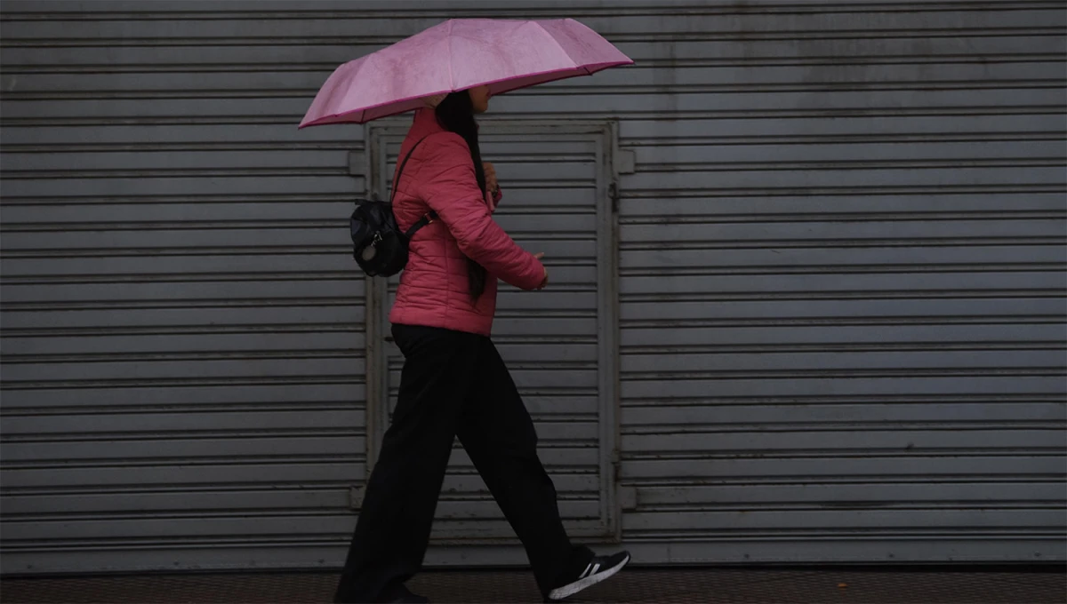 HÚMEDO. El viernes comenzó con algunas lloviznas y se espera que el cielo continúe cubierto hasta mañana. 