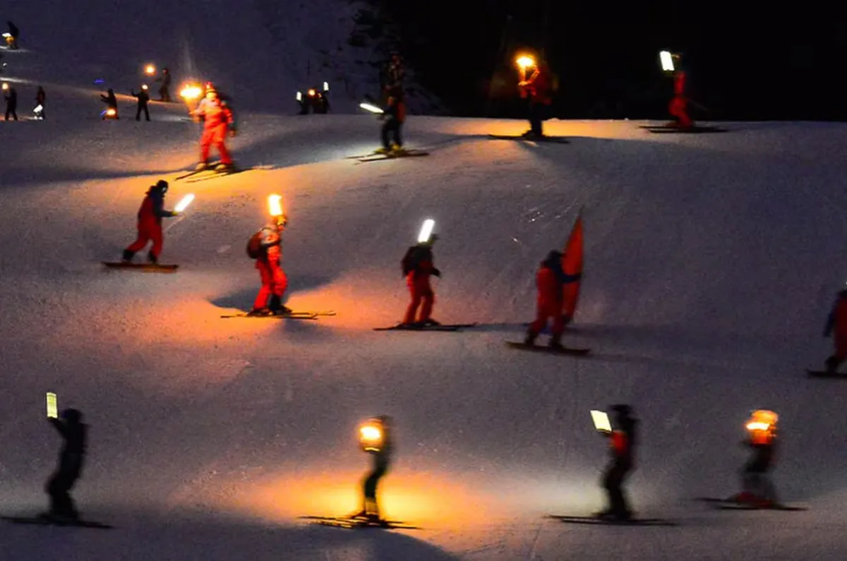 La montaña se llenó de luces: así fue la mítica Bajada de Antorchas 2025 en Ushuaia