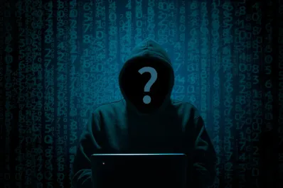 Estafan a una hermandad de Sevilla haciéndose pasar por el obispo auxiliar: piden dinero por Bizum con voz clonada