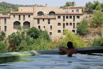 El Fonoll, el único pueblo de España donde ir desnudo no es opcional: “Aquí se vive en armonía con la naturaleza”
