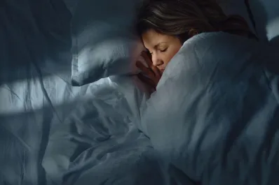 ¿Por qué saltas cuando te quedas dormido?: la explicación de este fenómeno