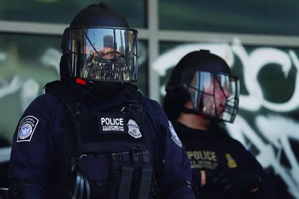 Redadas migratorias paralizan el comercio en Los Ángeles