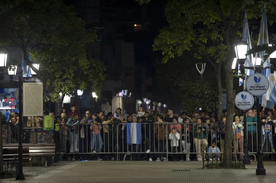 DETRÁS DE LAS VALLAS. Numerosas personas intentan seguir la vigilia en inmediaciones de Casa Histórica.