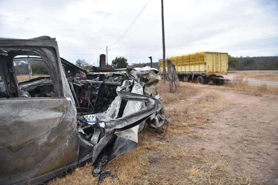 CALCINADO. El auto en el que viajaban Mario Lino Carabajal y Franco Olea quedó completamente destruido. 