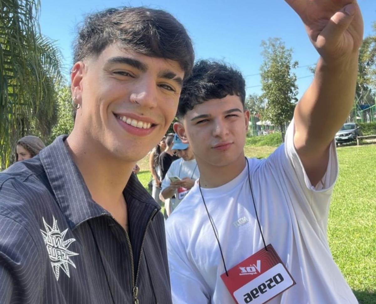 PUROS NERVIOS. El día en que Maxi y su mejor amigo Fede audicionaron para “La Voz Argentina”. / INSTAGRAM @maximomedinaa10