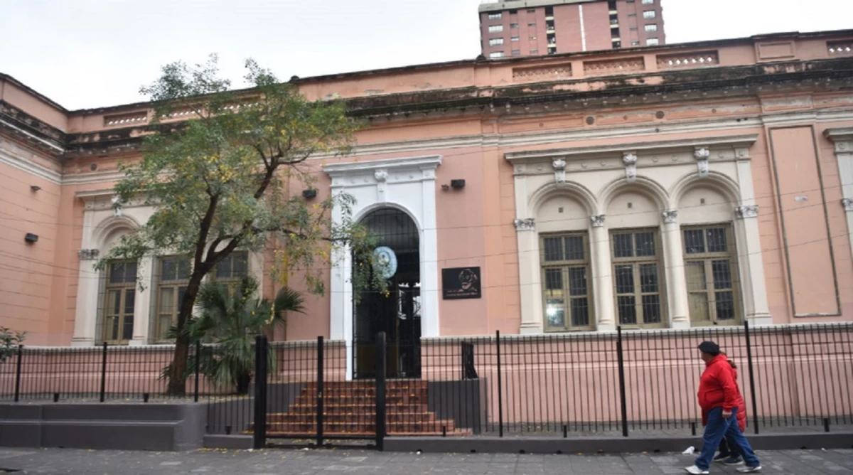 INSTITUCIÓN. El edificio ubicado en Santiago del Estero 595 es la sede de la Escuela Mitre desde 1904, por donde pasaron generaciones de tucumanos.