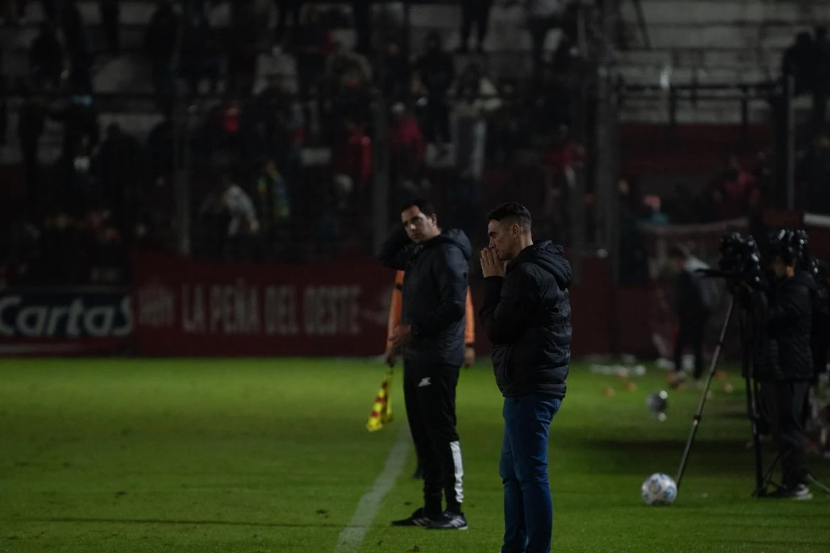 PENSATIVO. El DT visitante mira el juego de pie casi todo el tiempo. FOTO DE OSVALDO RIPOLL