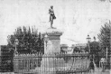 Recuerdos fotográficos: cuando la estatua de Belgrano estuvo en la plaza Independencia