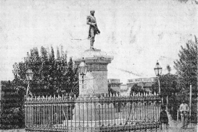Recuerdos fotográficos: cuando la estatua de Belgrano estuvo en la plaza Independencia