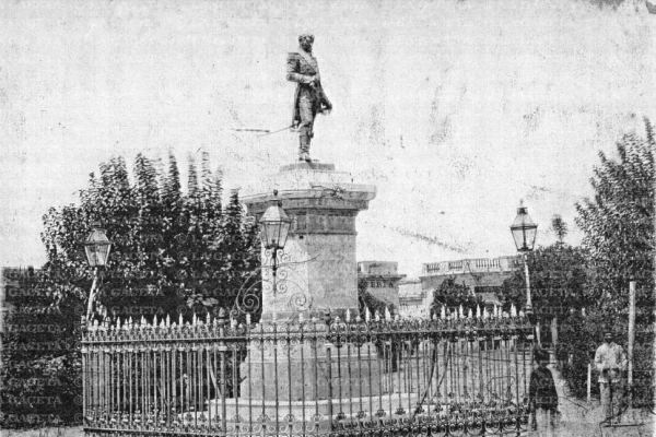 Recuerdos fotográficos: cuando la estatua de Belgrano estuvo en la plaza Independencia