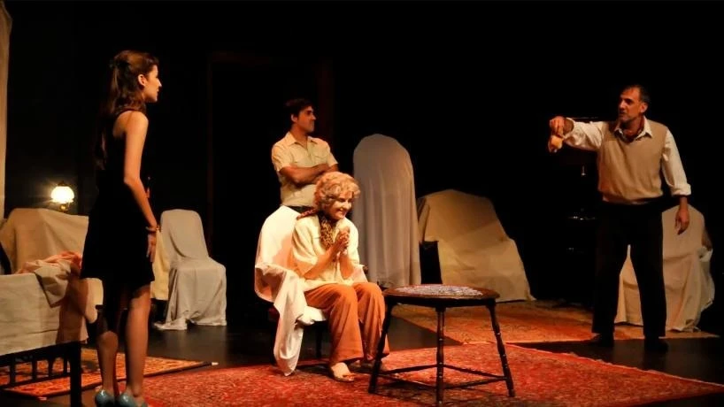 INTRIGA EN EL ESCENARIO. “El cuarto de Verónica” juega con el misterio en la casa de un matrimonio adulto.