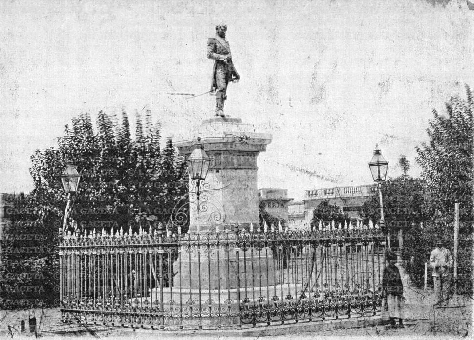 Recuerdos fotográficos: cuando la estatua de Belgrano estuvo en la plaza Independencia