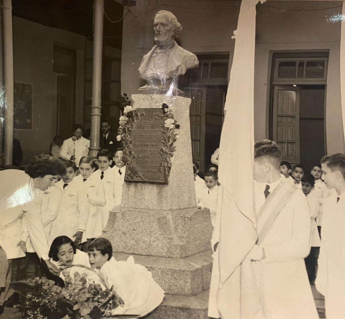 ACTO. Alumnos y maestras en 1960, con sus guardapolvos blancos.