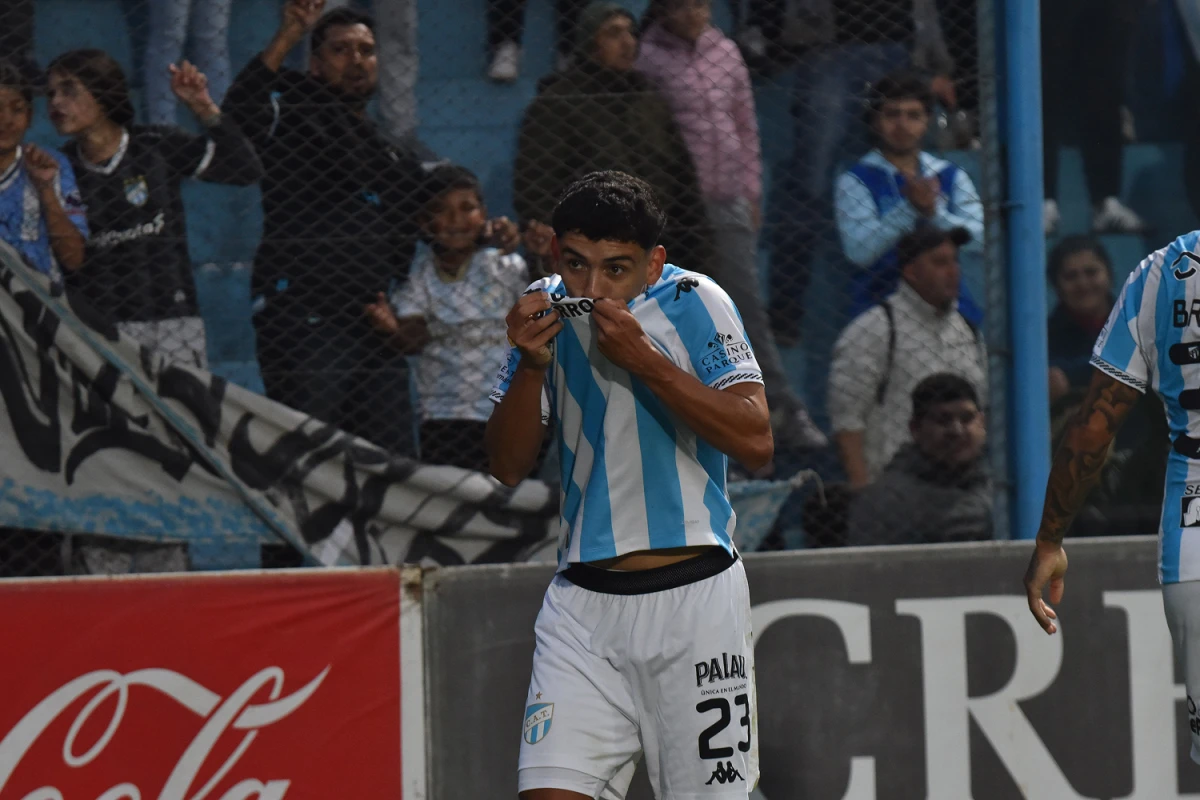 Laméndola anotó el gol del Decano sobre el final del partido.